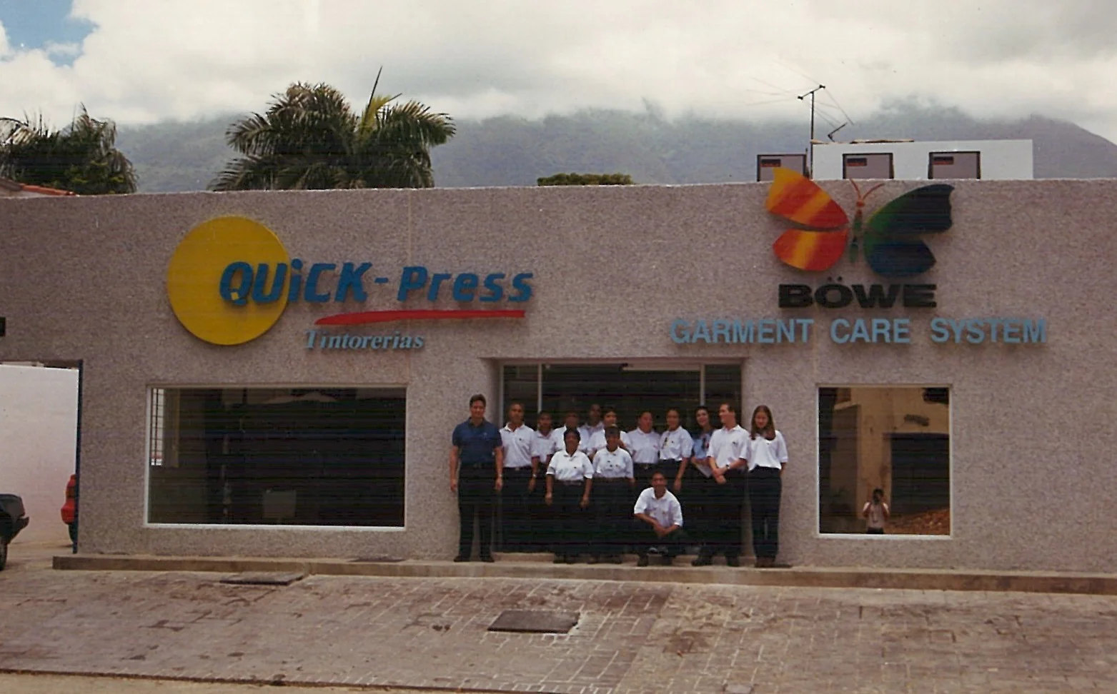 Apertura de la primera tienda franquiciada – 1998